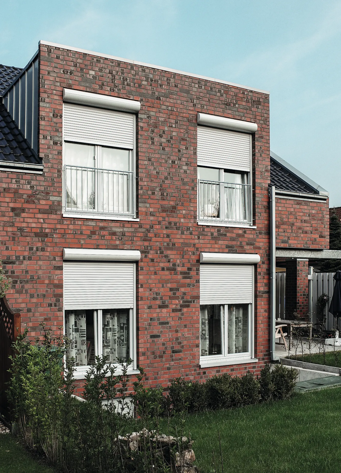 Klinkerfassade mit Rollläden