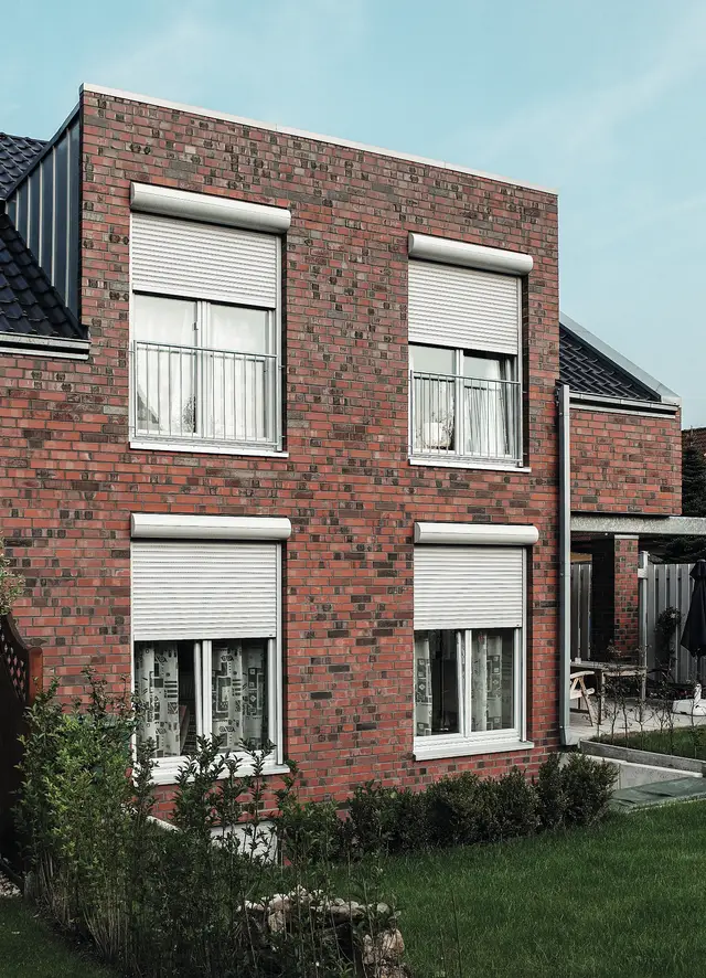 Klinkerfassade mit Rollläden