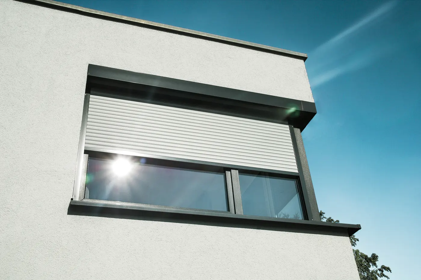 Flächenbündiger Rollladen am Fenster
