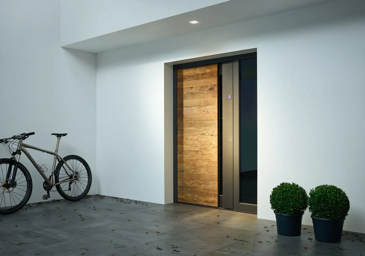 Haustür mit Holzverkleidung
