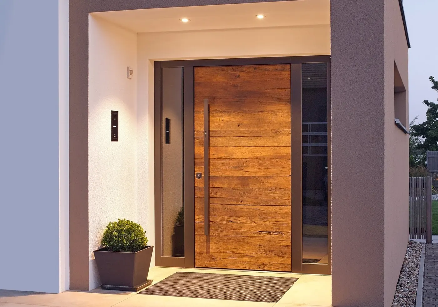 Haustür mit Seitenteilen, beleuchtet