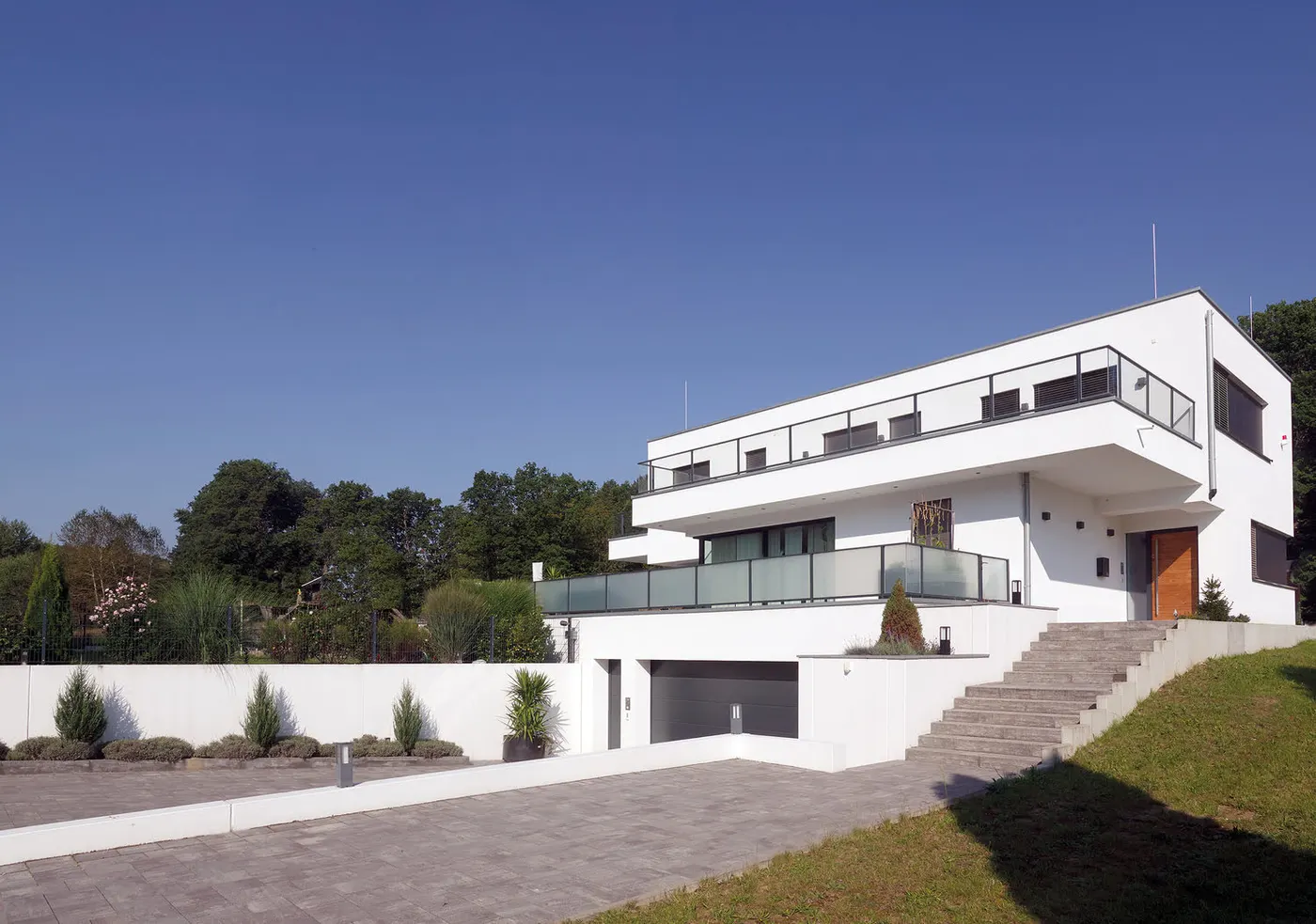 Modernes Einfamilienhaus mit Balkon