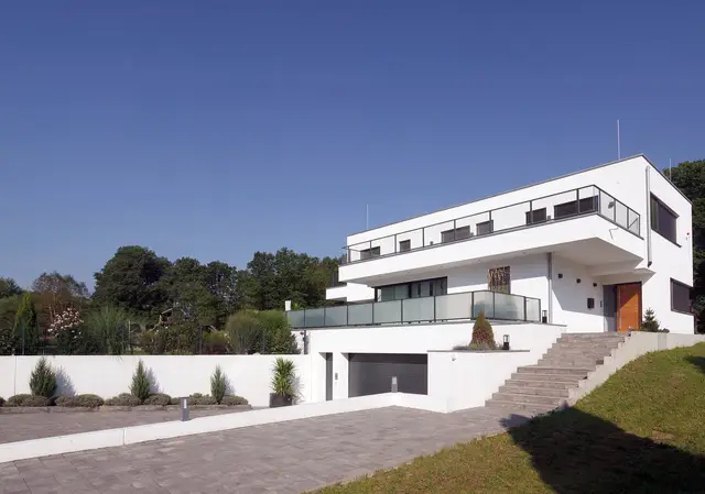 Modernes Einfamilienhaus mit Balkon