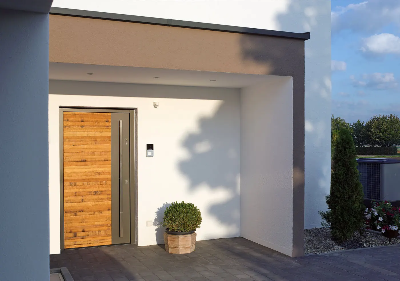Haustür im überdachten Eingang