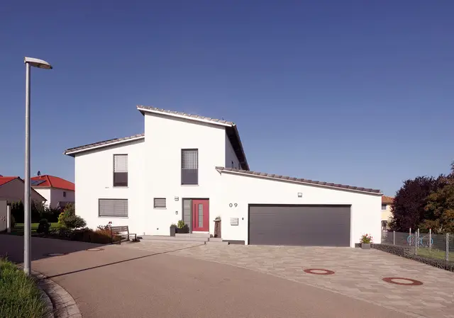 Einfamilienhaus mit roter Haustür