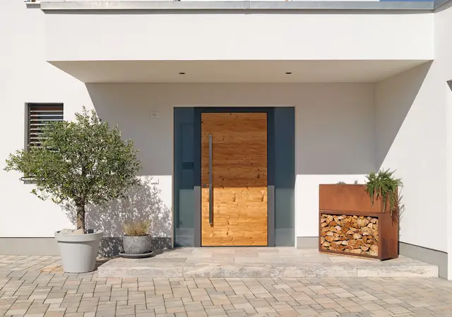 Haustür mit Holzoptik am Eingang