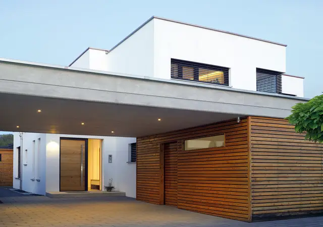 Carport mit Holzverkleidung und Haustür