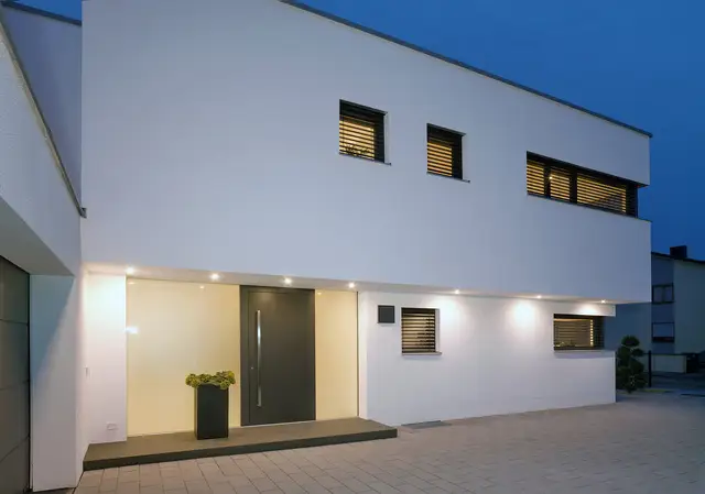 Moderne Fassade in der Dämmerung