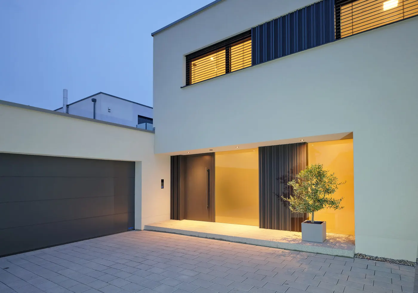 Haus mit Garage in der Abenddämmerung