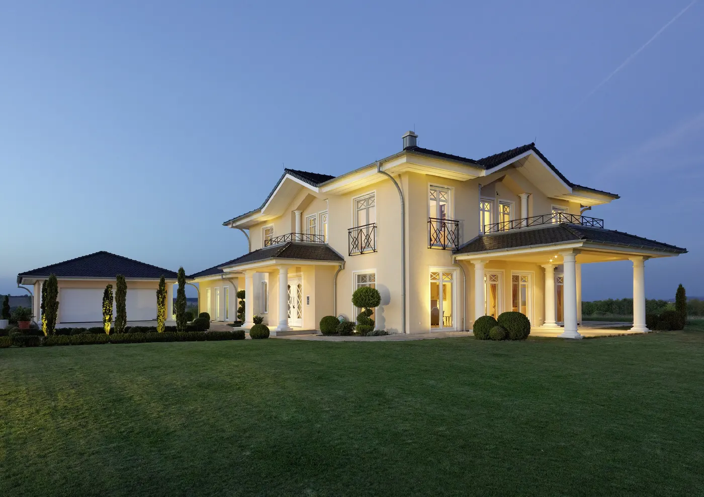 Villa mit Säulenportal bei Nacht