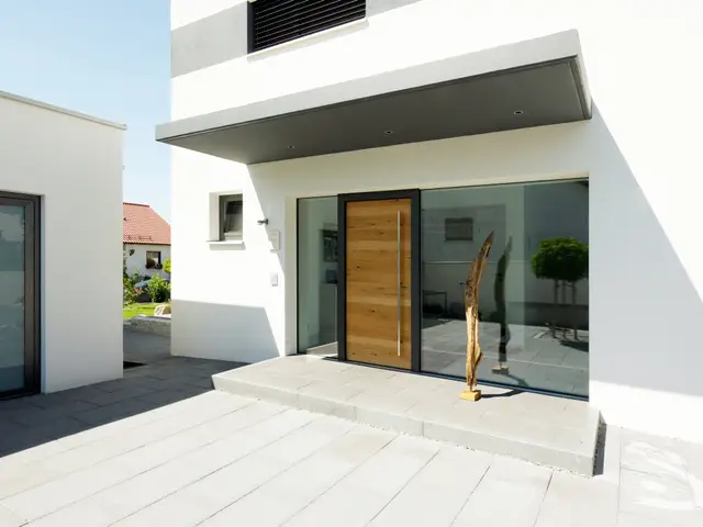 Haustür mit Glasfassade am Eingang
