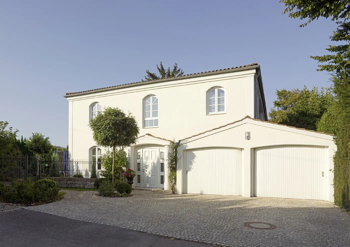 Landhausvilla mit Rundbogenfenstern