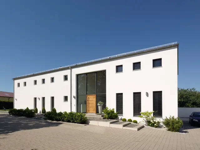 Langgestreckte Hausfassade mit Fensterband