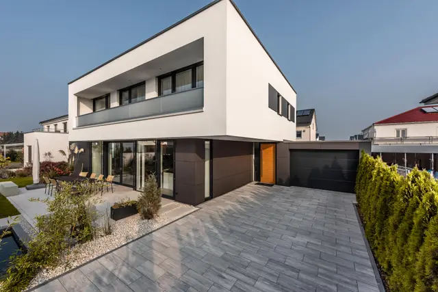 Moderne Hausecke mit Terrasse und Garage