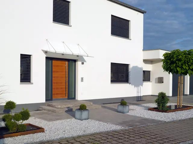 Haustür mit Glasvordach