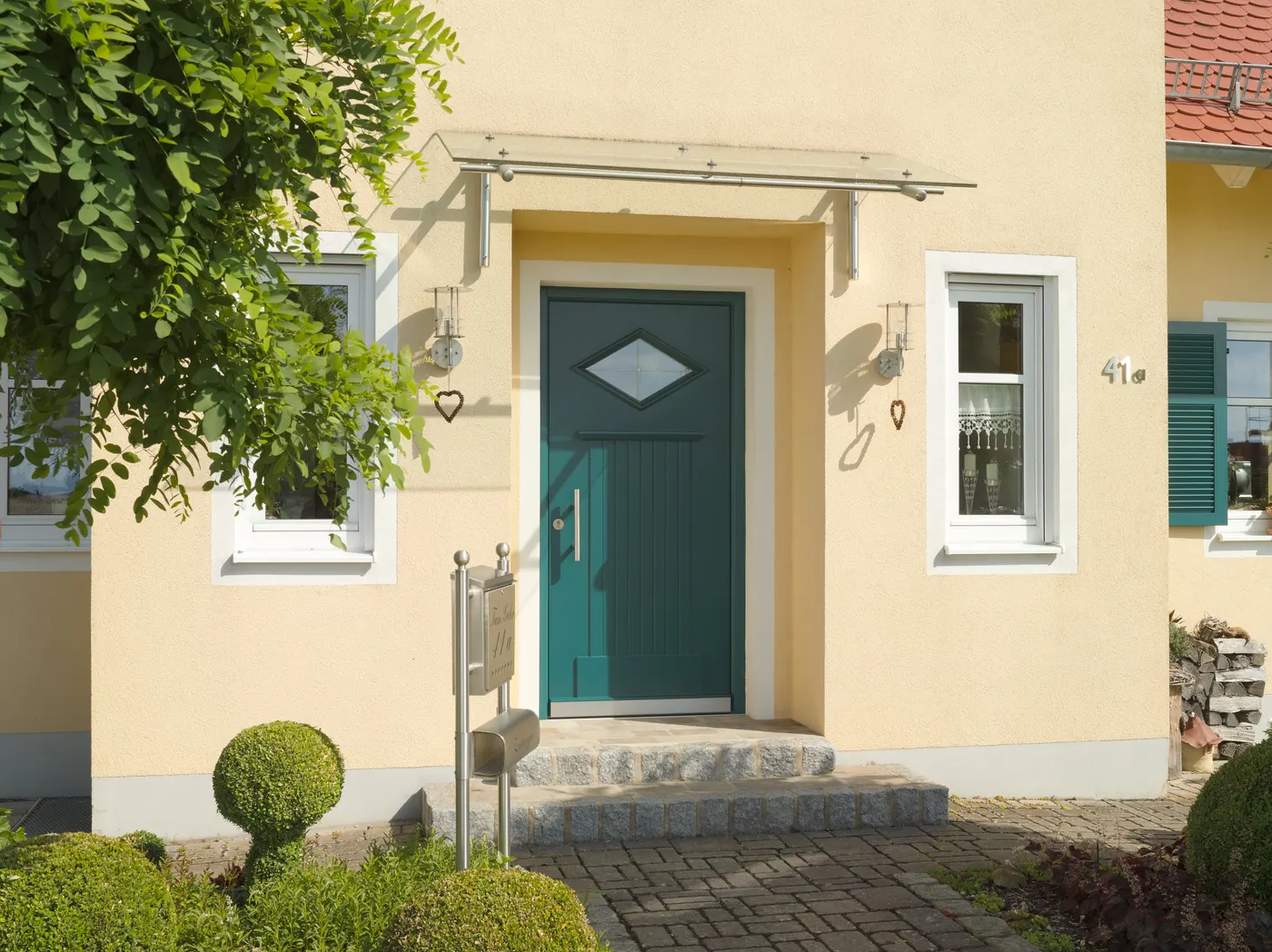 Haustür mit Rautenfenster