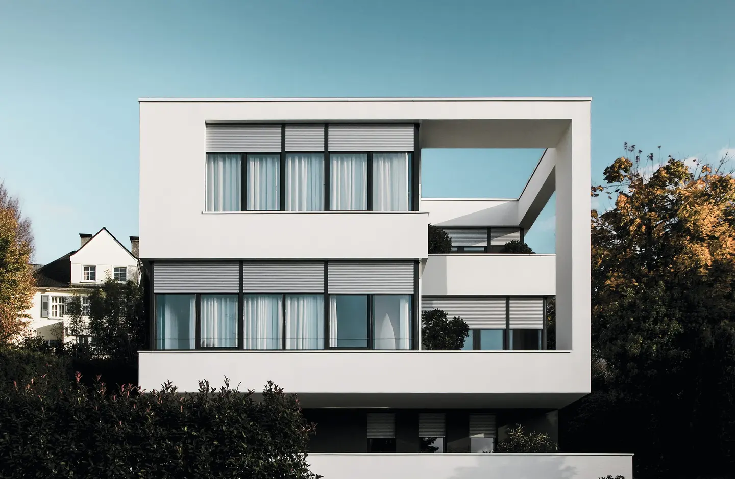 Wohnhaus mit großen Fensterbändern und bodentiefen Elementen