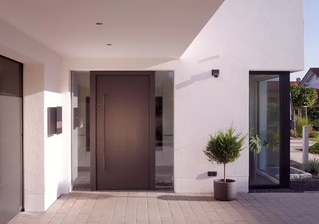 Innentür in dunklem Wohnraum