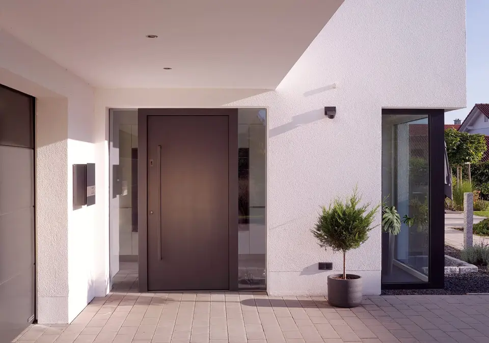 Innentür in dunklem Wohnraum