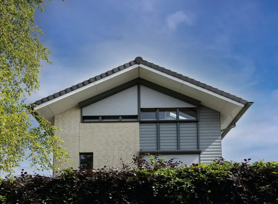 Giebelseite mit Rollläden