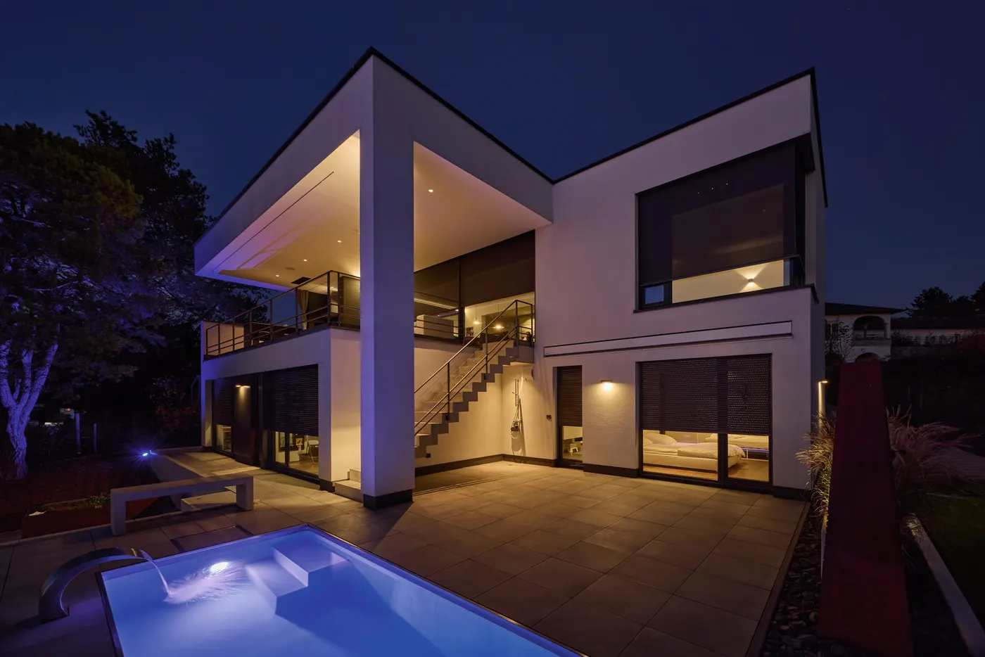 Villa am Abend beleuchtet
