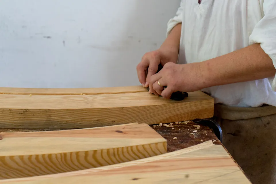 Handwerkliche Holzbearbeitung an der Werkbank